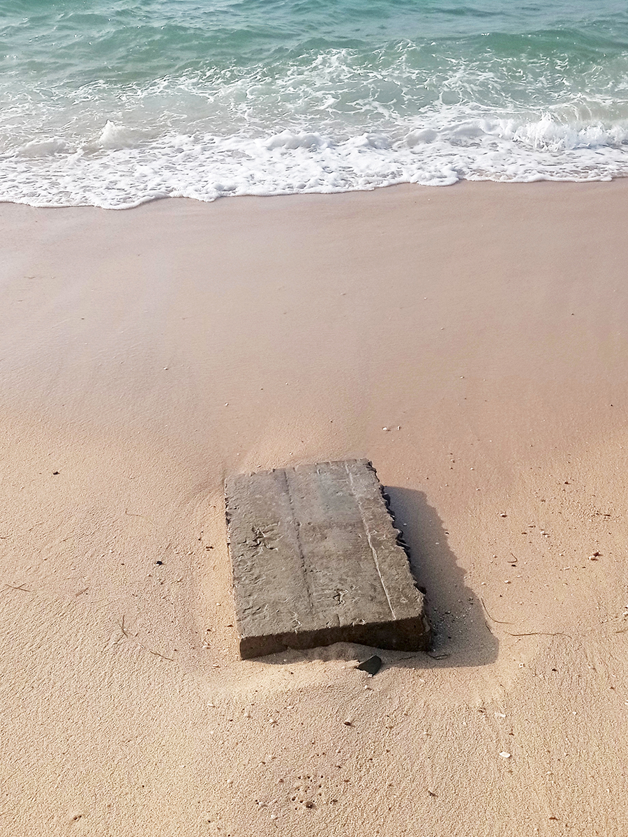 L’artiste Thierry Ferreira marche seul sur l’île de Culatra dans le cadre du projet « Je suis comme un corps mort », une performance et installation explorant la perte de repères, le corps et le territoire à travers une expérience immersive.