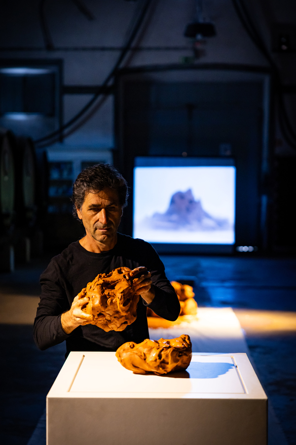L’artiste Thierry Ferreira réalise la performance « Marcher sur la Terre » dans un espace muséal, en déplaçant de la terre de façon répétée pour construire une forme sculpturale qui enregistre le temps et le mouvement du corps.