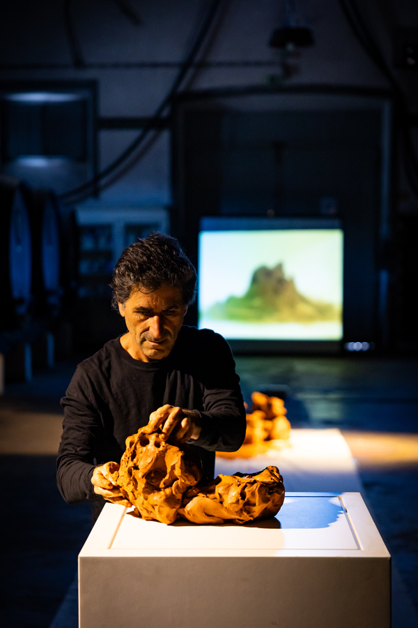 L’artiste Thierry Ferreira réalise la performance « Marcher sur la Terre » dans un espace muséal, en déplaçant de la terre de façon répétée pour construire une forme sculpturale qui enregistre le temps et le mouvement du corps.