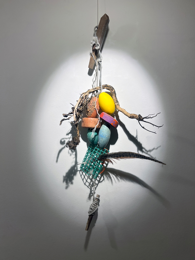 L’artiste Thierry Ferreira marche seul sur l’île de Culatra dans le cadre du projet « Je suis comme un corps mort », une performance et installation explorant la perte de repères, le corps et le territoire à travers une expérience immersive.