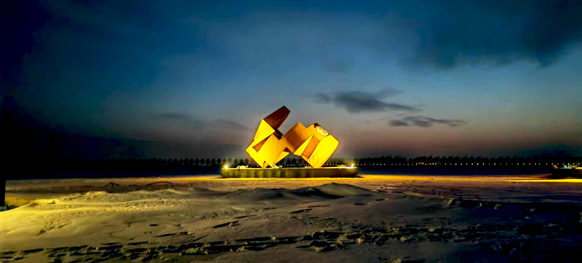 Œuvre en acier corten « Ascension horizontale » de Thierry Ferreira exposée sur une structure extérieure lors du symposium de sculpture de Hulan, montrant une composition horizontale monumentale dans un environnement urbain.