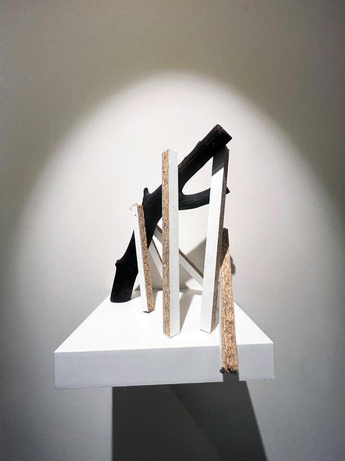 L’artiste Thierry Ferreira marche seul sur l’île de Culatra dans le cadre du projet « Je suis comme un corps mort », une performance et installation explorant la perte de repères, le corps et le territoire à travers une expérience immersive.