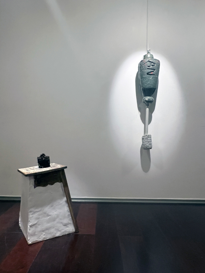 L’artiste Thierry Ferreira marche seul sur l’île de Culatra dans le cadre du projet « Je suis comme un corps mort », une performance et installation explorant la perte de repères, le corps et le territoire à travers une expérience immersive.