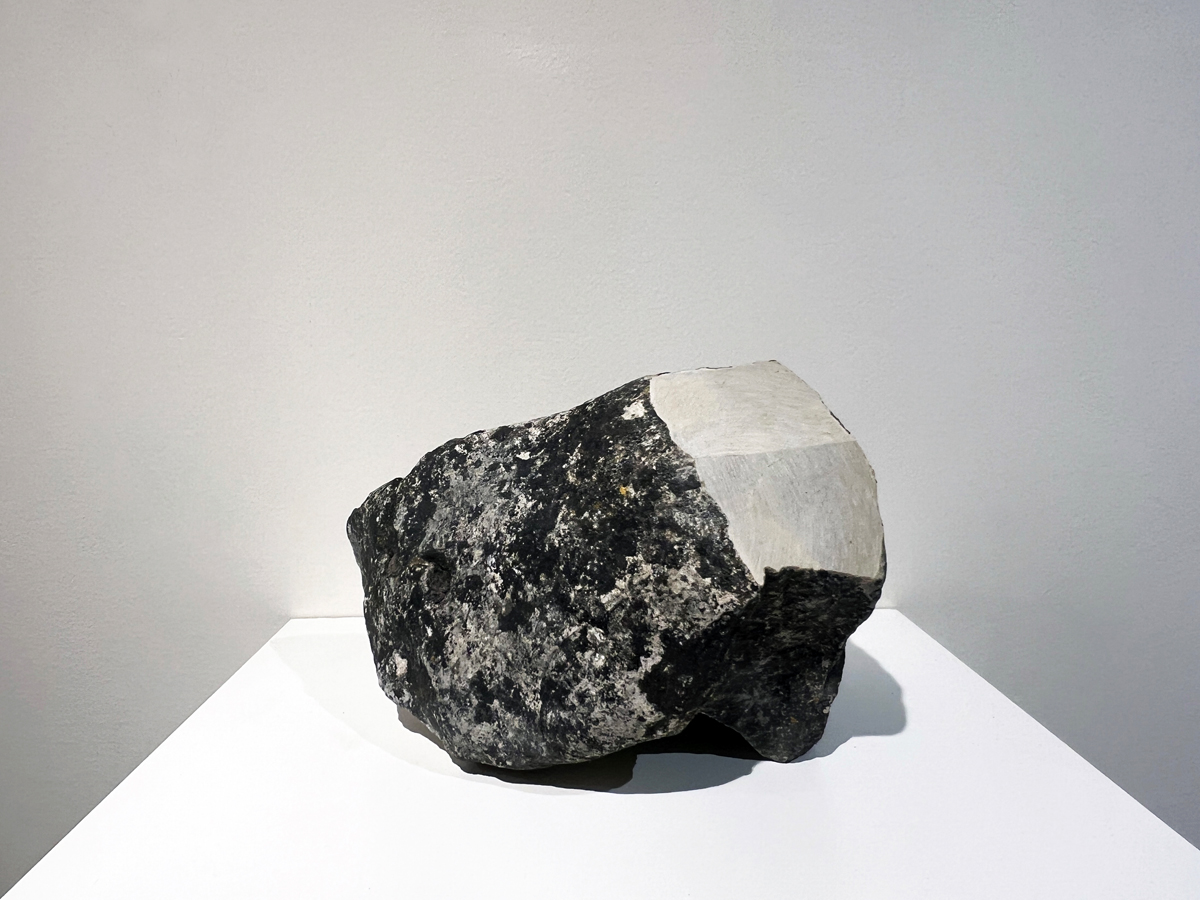 L’artiste Thierry Ferreira marche seul sur l’île de Culatra dans le cadre du projet « Je suis comme un corps mort », une performance et installation explorant la perte de repères, le corps et le territoire à travers une expérience immersive.