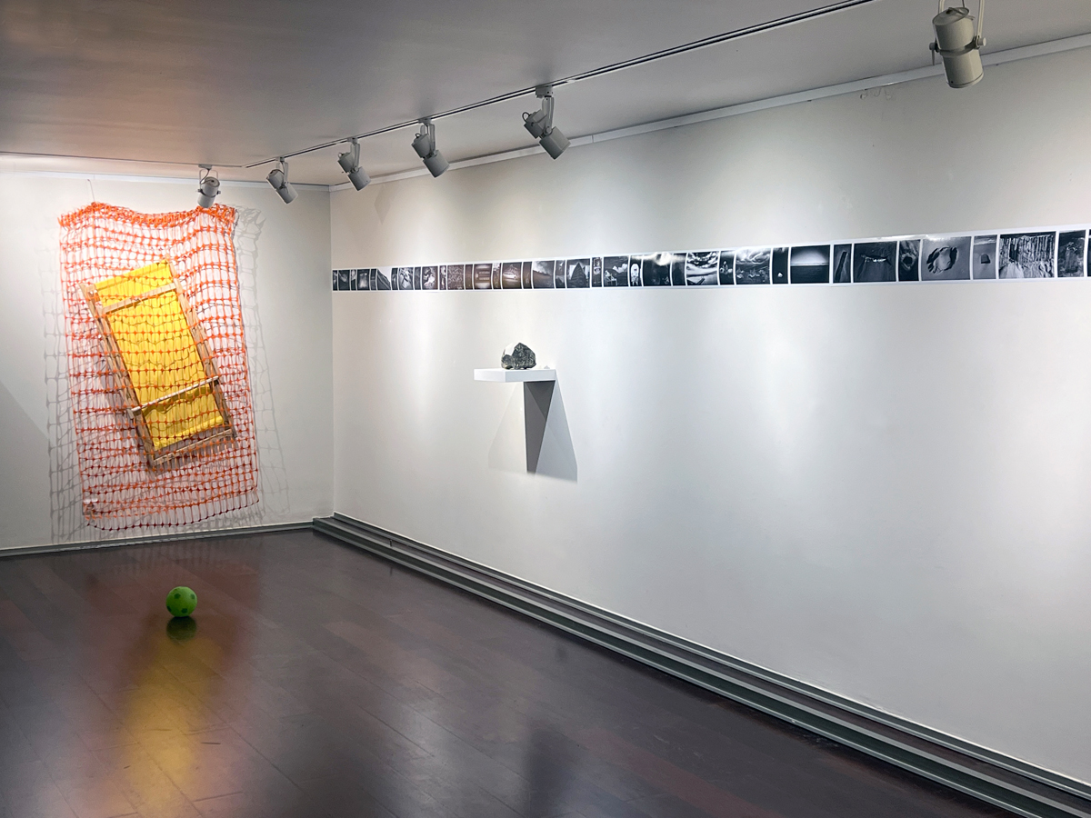 L’artiste Thierry Ferreira marche seul sur l’île de Culatra dans le cadre du projet « Je suis comme un corps mort », une performance et installation explorant la perte de repères, le corps et le territoire à travers une expérience immersive.