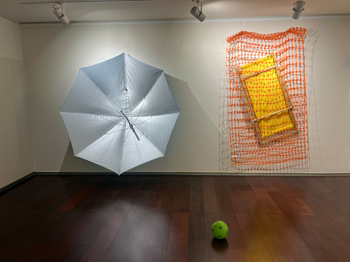 L’artiste Thierry Ferreira marche seul sur l’île de Culatra dans le cadre du projet « Je suis comme un corps mort », une performance et installation explorant la perte de repères, le corps et le territoire à travers une expérience immersive.