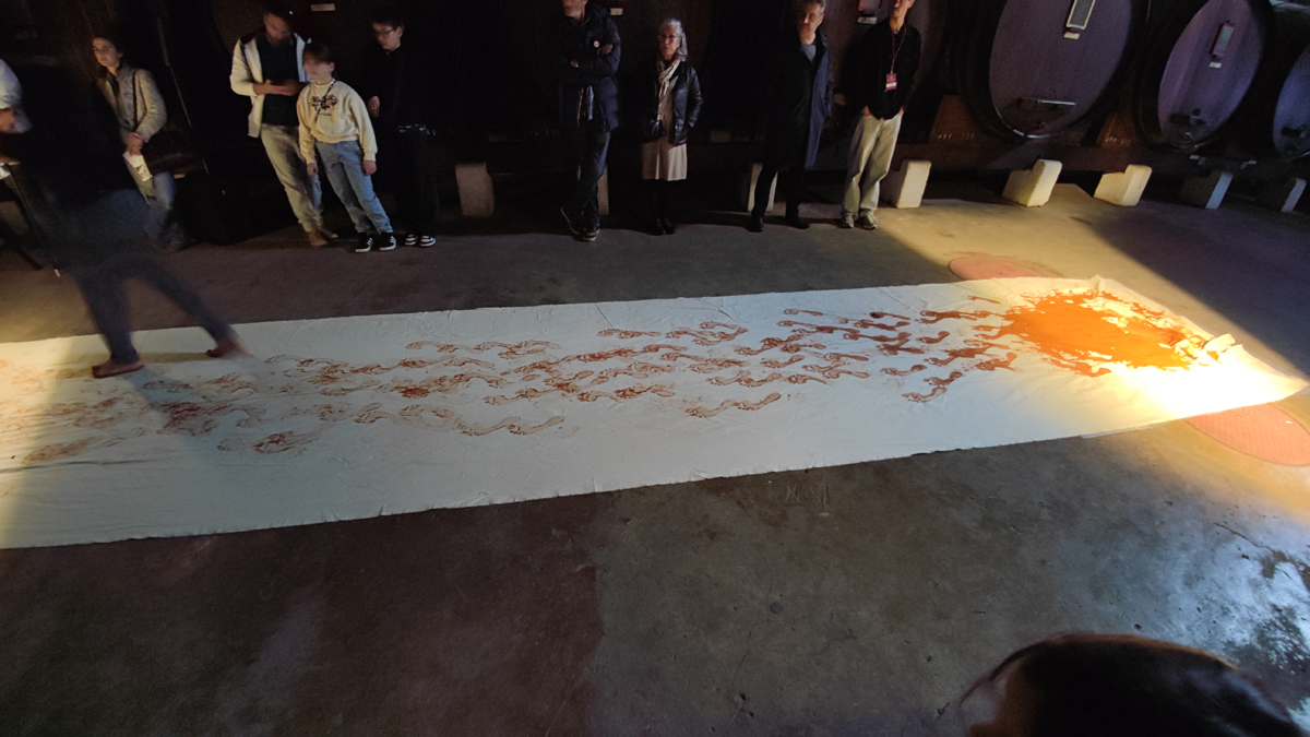 L’artiste Thierry Ferreira réalise la performance « Marcher sur la Terre » dans un espace muséal, en déplaçant de la terre de façon répétée pour construire une forme sculpturale qui enregistre le temps et le mouvement du corps.
