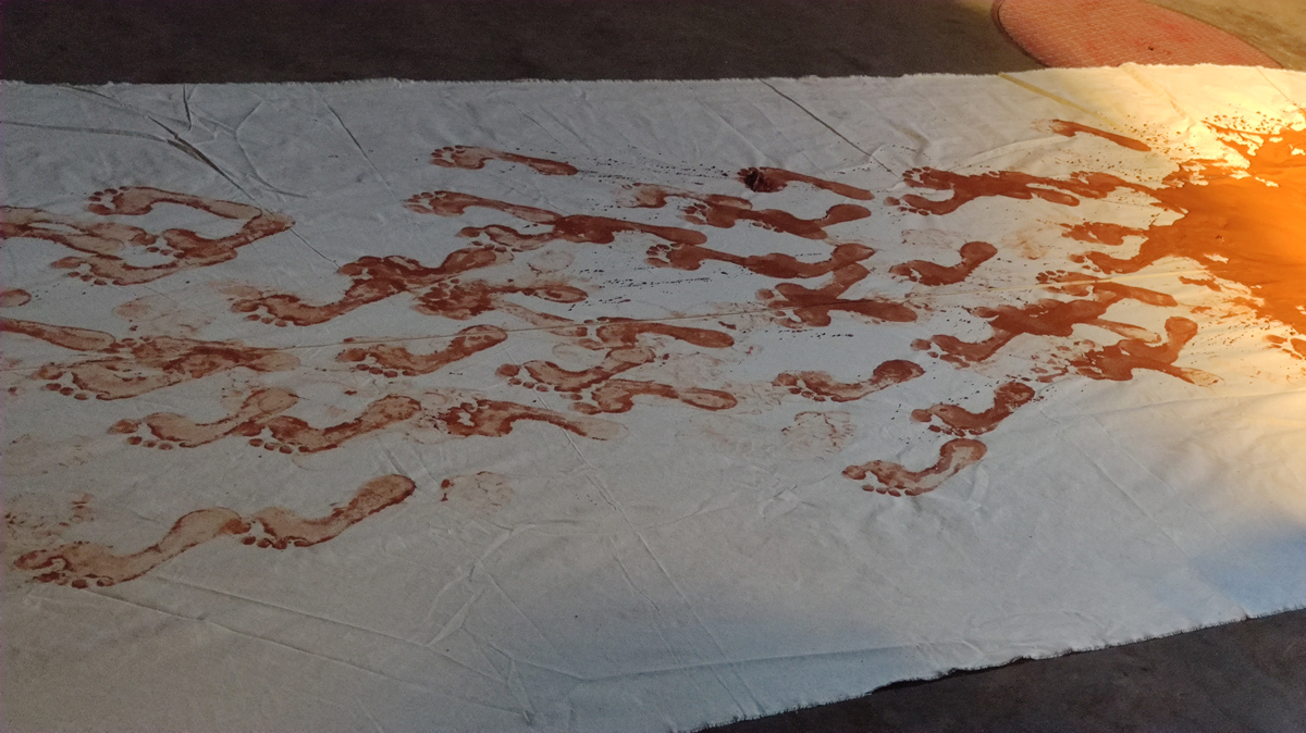 L’artiste Thierry Ferreira réalise la performance « Marcher sur la Terre » dans un espace muséal, en déplaçant de la terre de façon répétée pour construire une forme sculpturale qui enregistre le temps et le mouvement du corps.