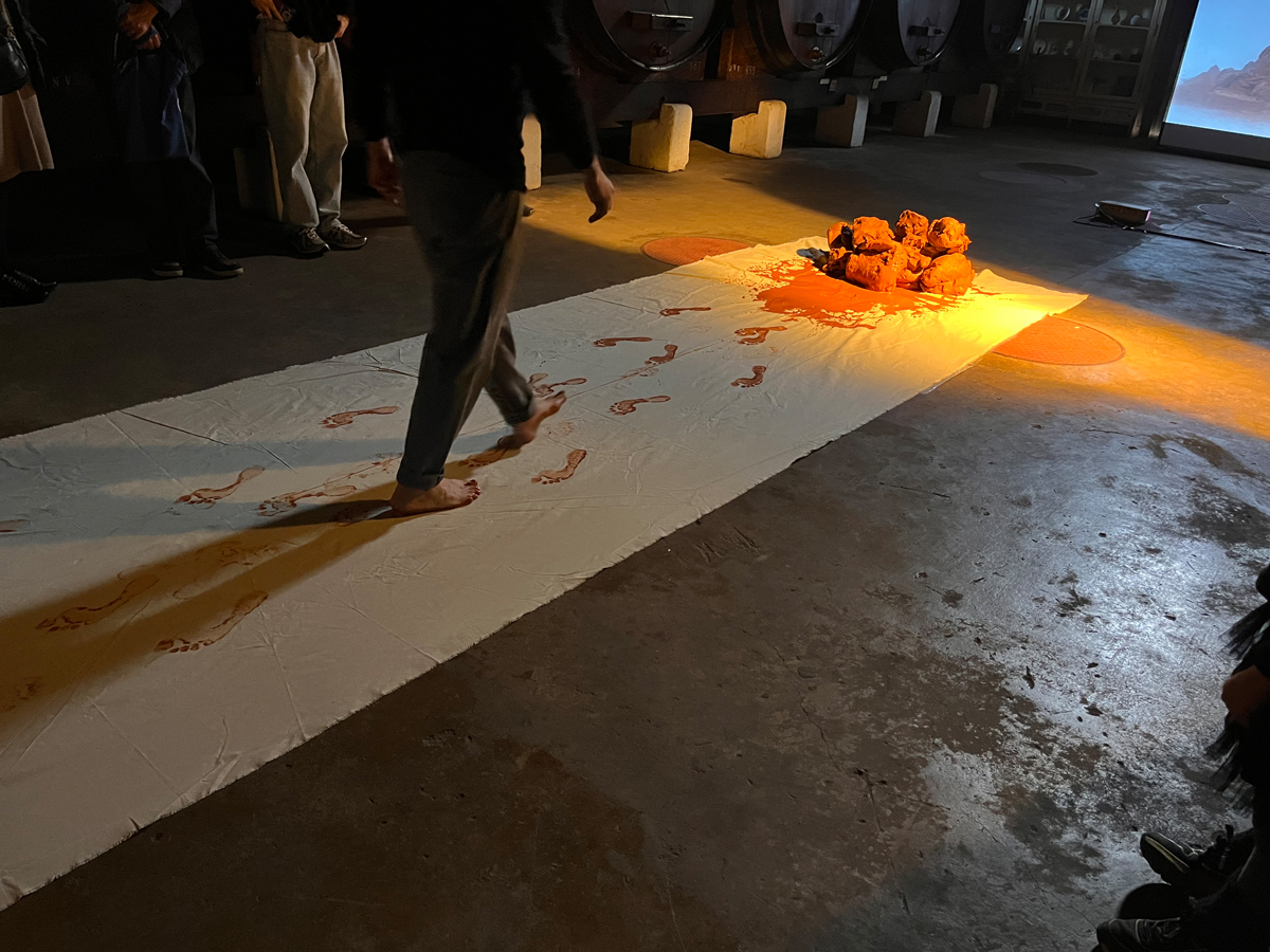 L’artiste Thierry Ferreira réalise la performance « Marcher sur la Terre » dans un espace muséal, en déplaçant de la terre de façon répétée pour construire une forme sculpturale qui enregistre le temps et le mouvement du corps.